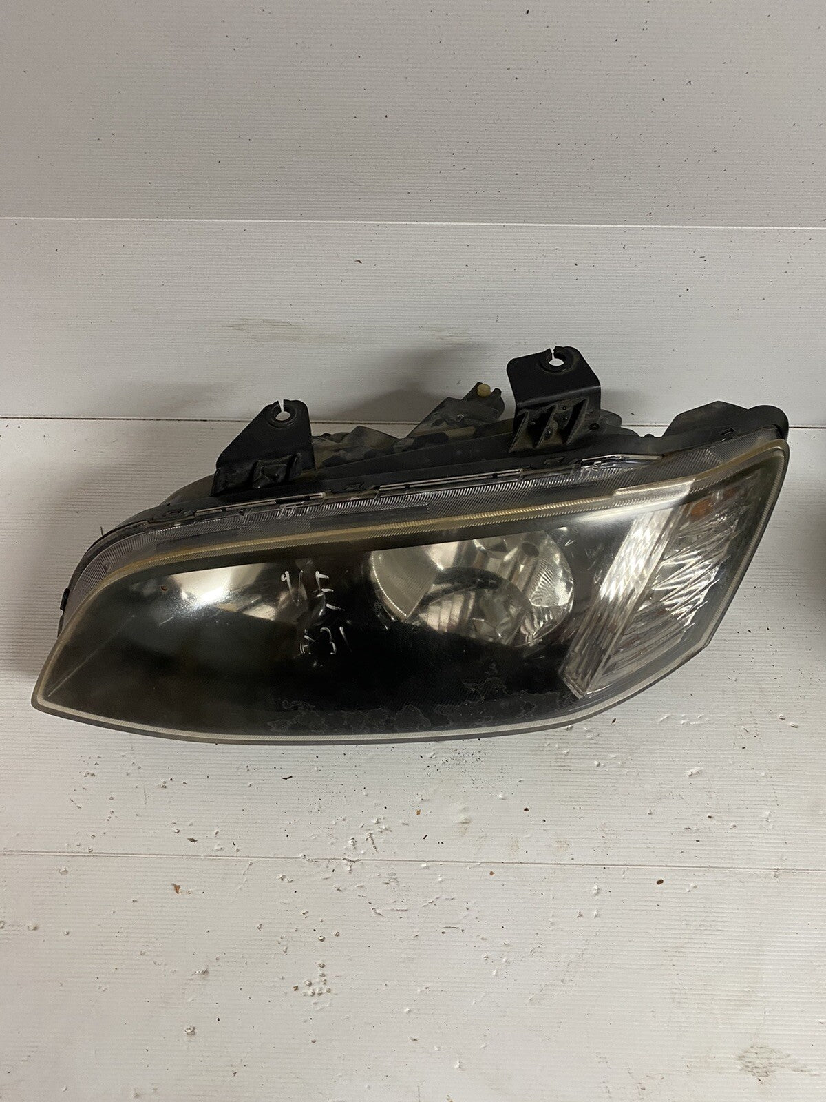 HOLDEN COMMODORE LEFT HEADLAMP VE SII, SS/SV6/OMEGA, BLACK INSERT TYPE, 09/10-051