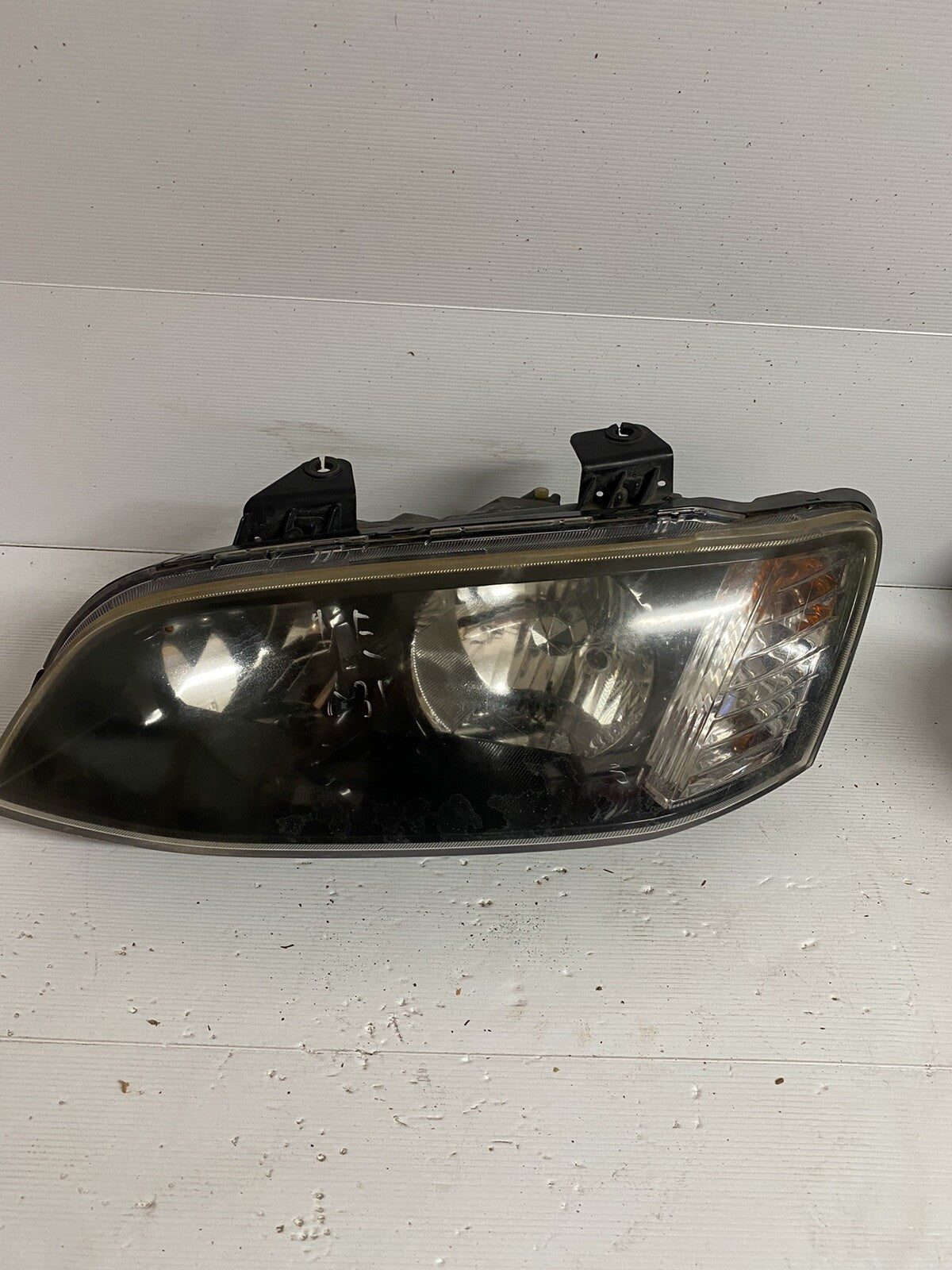 HOLDEN COMMODORE LEFT HEADLAMP VE SII, SS/SV6/OMEGA, BLACK INSERT TYPE, 09/10-050